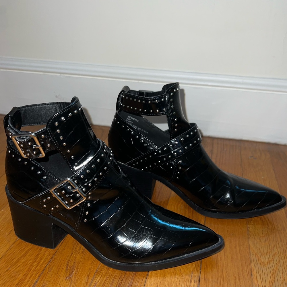 Steve Madden Andy Black Crocodile Studded Cutout Pointed-Toe Ankle Booties